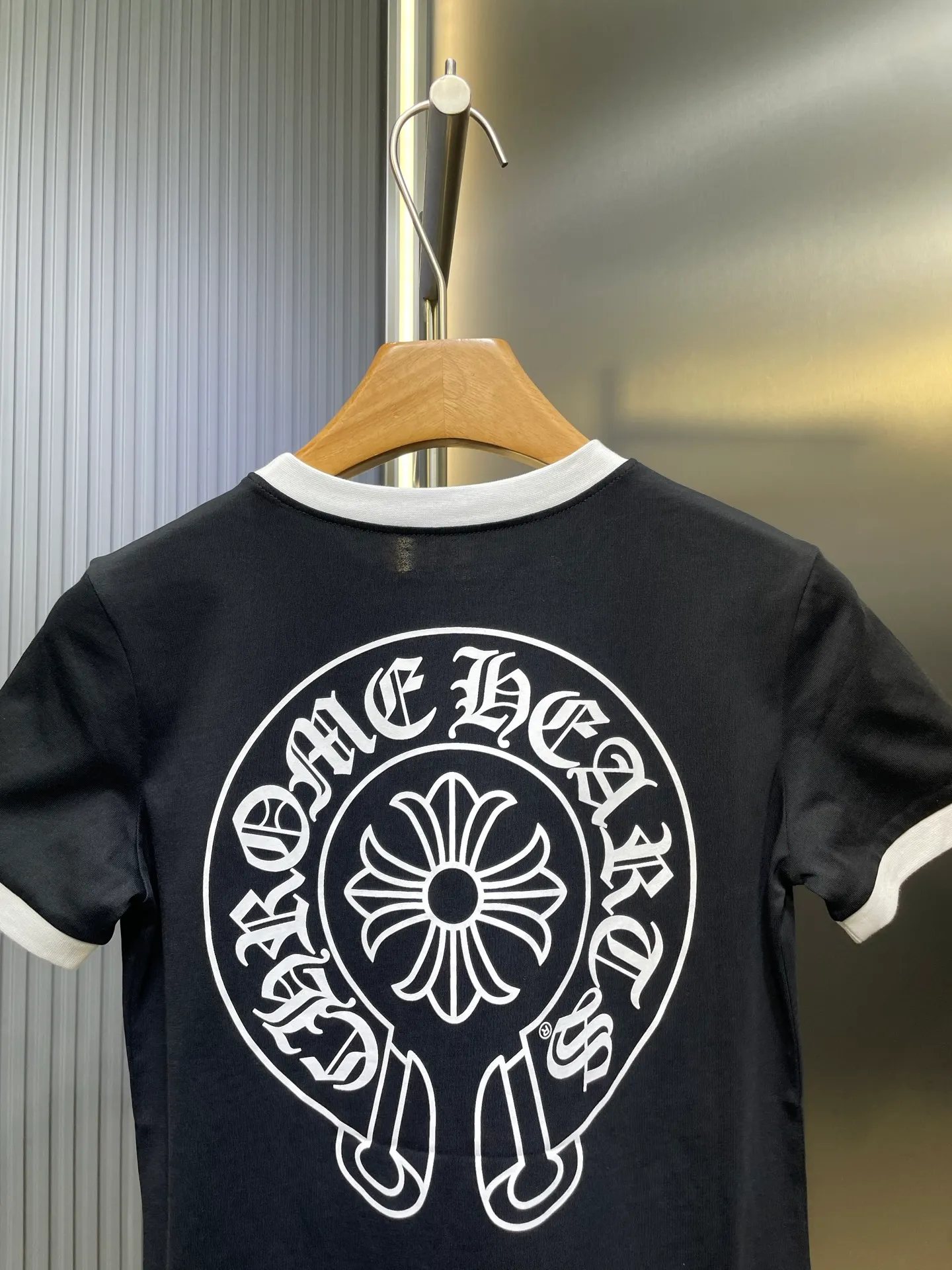 P240 Chrome Hearts 🌟[Top original order] Sanskrit color-blocked short-sleeved fabric: cotton fabric Process: printing production version: fit version Weight: about 140 grams Description: According to YB custom-dyed thread and large body fabric, the printing is hand-printed, contrasting color design The upper body effect is excellent, the overall routing is straight and delicate, the fabric is comfortable and soft, the color is consistent and there is no color difference, it can be matched with the same style to create a fashionable look, and can be used in various occasions, customized accessories, complete with three standards, the same style for men and women!  size：s m l
